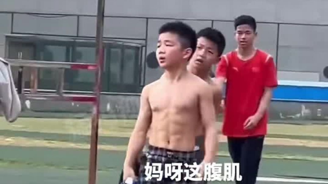这小伙有8块腹肌